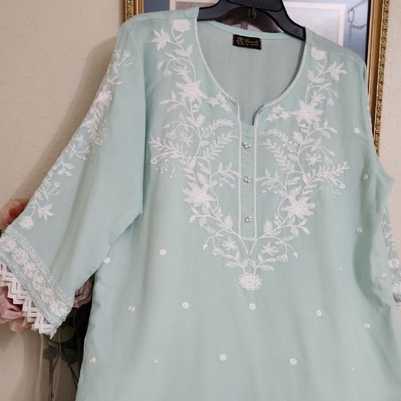 Panache Apparel Tag with Black and Gold Details - Picture 4 of 10